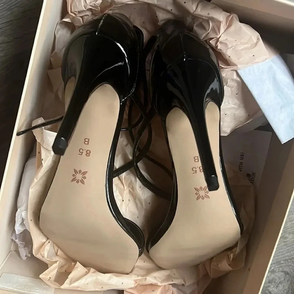 NEW BCBGeneration Isabel Ankle Strap patent leather Sandal - Picture 3 of 4